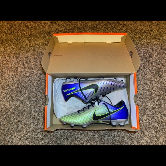 Nike Soccer Cleats - Picture 6 of 8